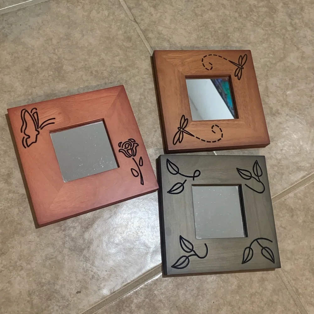 3-piece Mirrored wall-hanging frames. 6.5”x6.5”. Great condition. Pre-owned